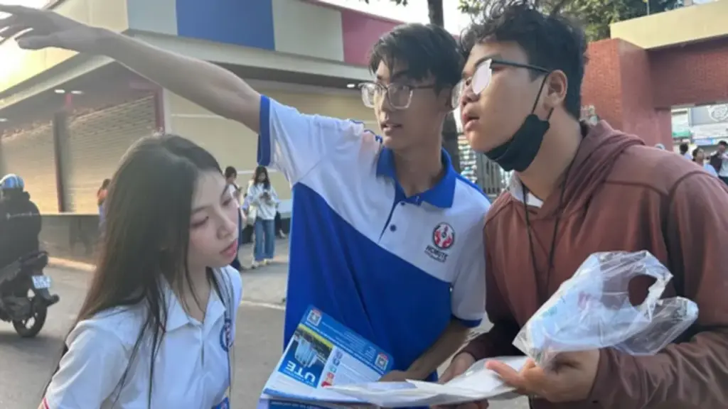 Tình nguyện viên hết mình hỗ trợ thí sinh thi đánh giá năng lực