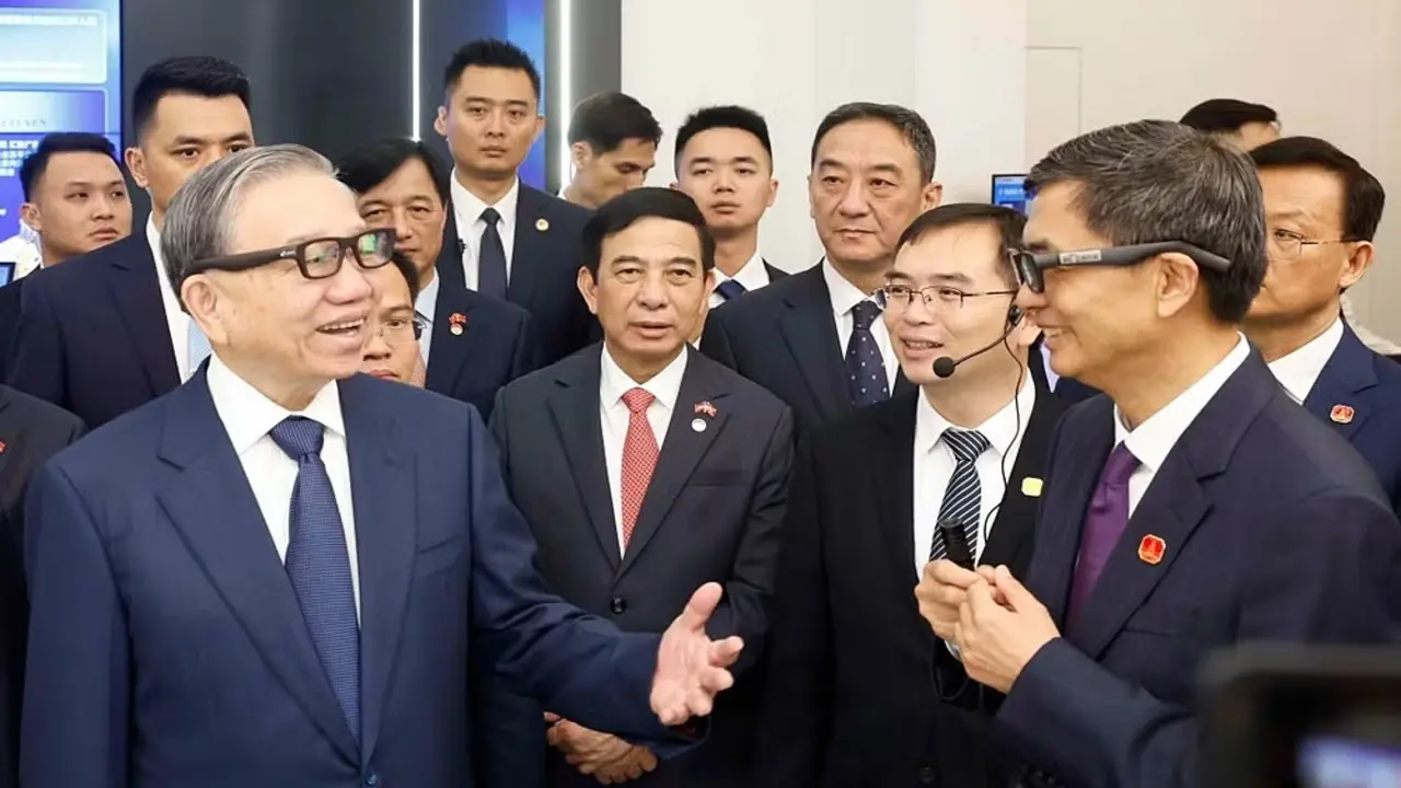 Tổng Bí thư, Chủ tịch nước trải nghiệm thiết bị công nghệ ở Nam Ninh