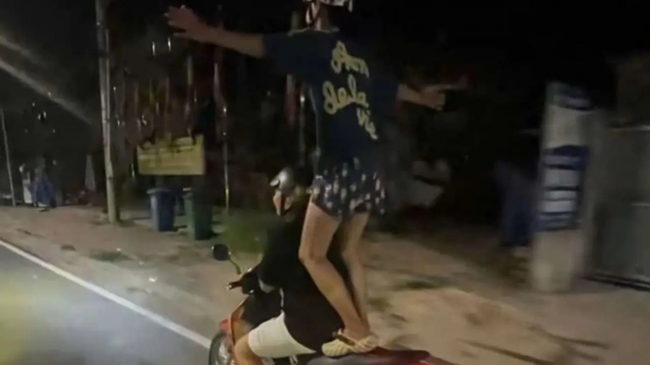 TP.HCM: 'Câu like' bằng màn dang tay đứng trên yên xe, 2 học sinh bị xử lý