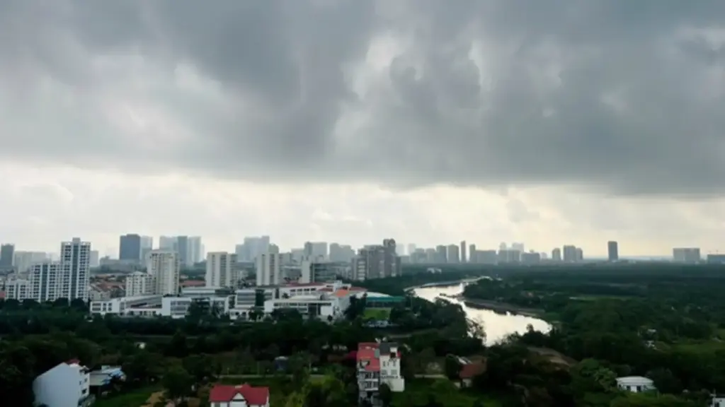TP.HCM mây đen ùn ùn kéo đến, hôm nay sẽ có 'mưa vàng' giải nhiệt?
