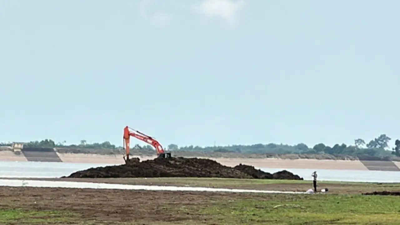 TP.HCM: Ngăn chặn phương tiện múc đất, đưa ra khỏi khu vực hồ Đá Bàng
