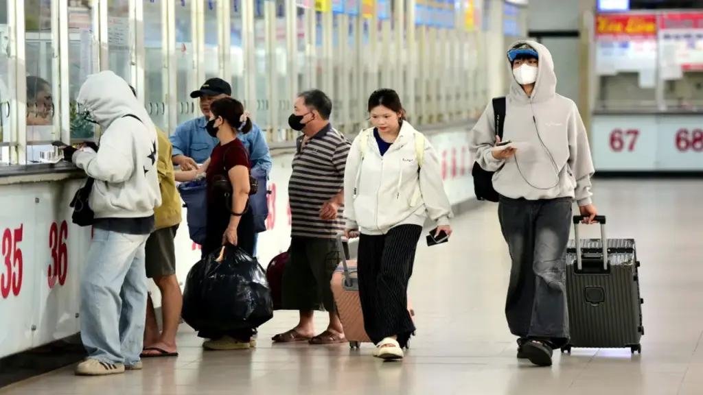 TP.HCM tạm ngưng thi công, tăng xe, siết bán vé dịp lễ 30-4