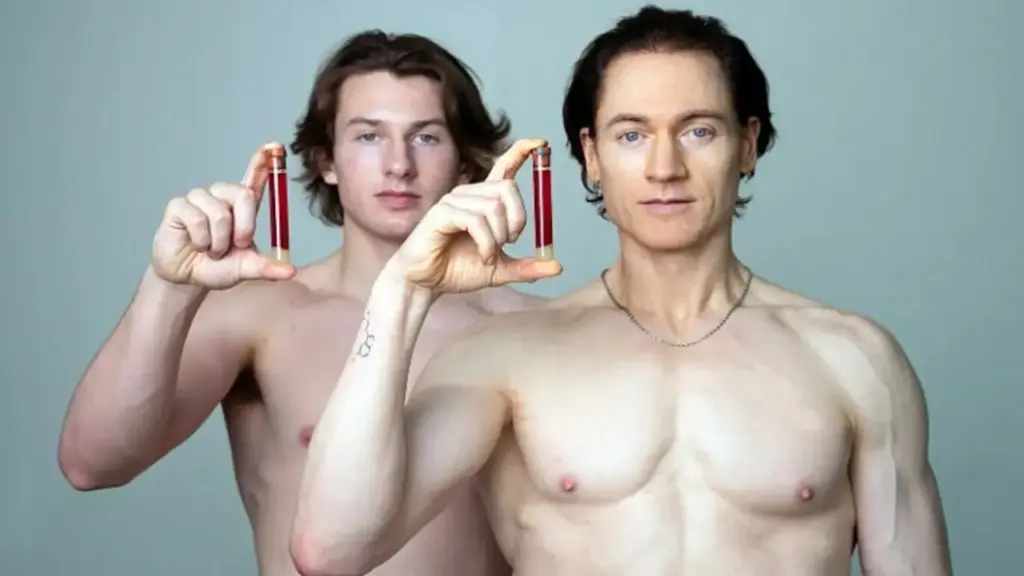 'Triệu phú trường thọ' dỡ bỏ thảm cỏ nhân tạo vì sợ hóa chất vĩnh cửu