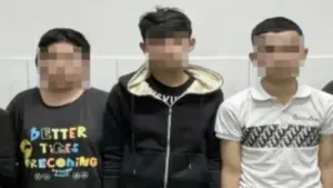 Triệu tập 5 thanh thiếu niên đánh nhau trước cổng trường ở TPHCM