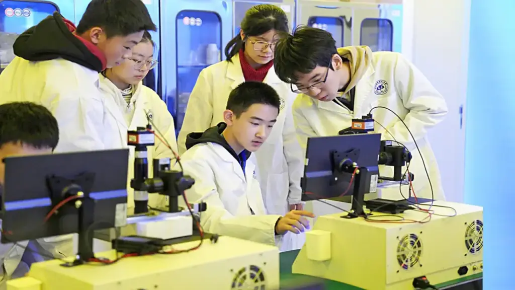 Trung Quốc săn nhân tài công nghệ từ bậc trung học