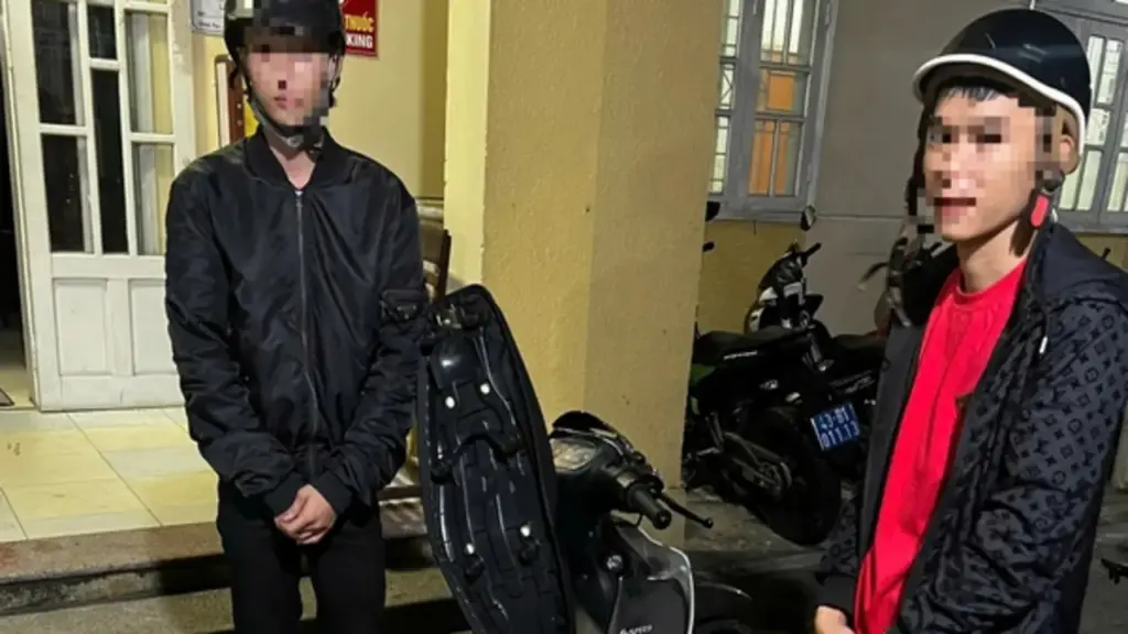 Tuần tra xuyên đêm, Công an Đà Nẵng phát hiện nhiều thanh thiếu niên tụ tập, mang hung khí