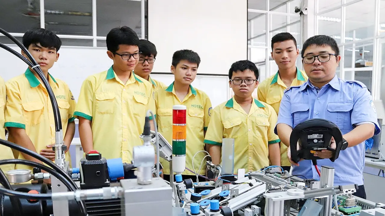 Tuyển sinh cao đẳng, trung cấp: Có thể đăng ký cả trực tiếp và trực tuyến