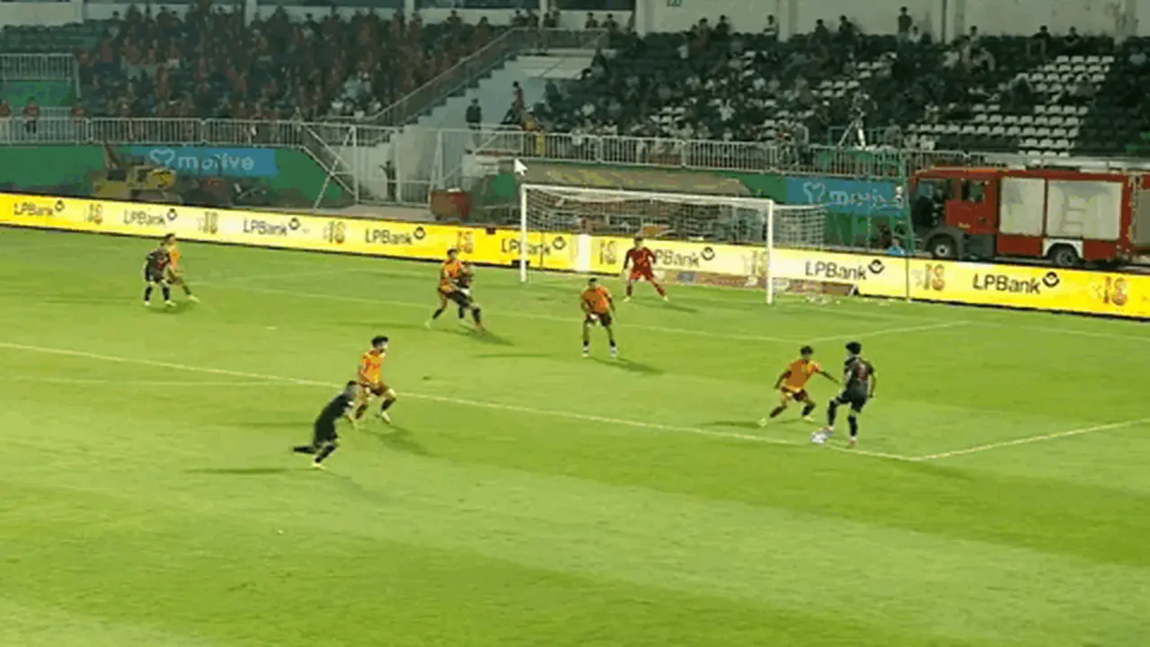 Văn Thuận lập siêu phẩm vào lưới Hoàng Anh Gia Lai, mang về chiến thắng cho Ninh Bình