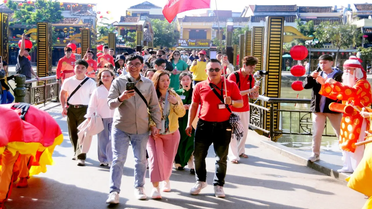 Vé máy bay từ Hà Nội, TP.HCM đi miền Trung dịp lễ 30-4 tăng vọt, khách sạn Đà Nẵng đa phần kín phòng