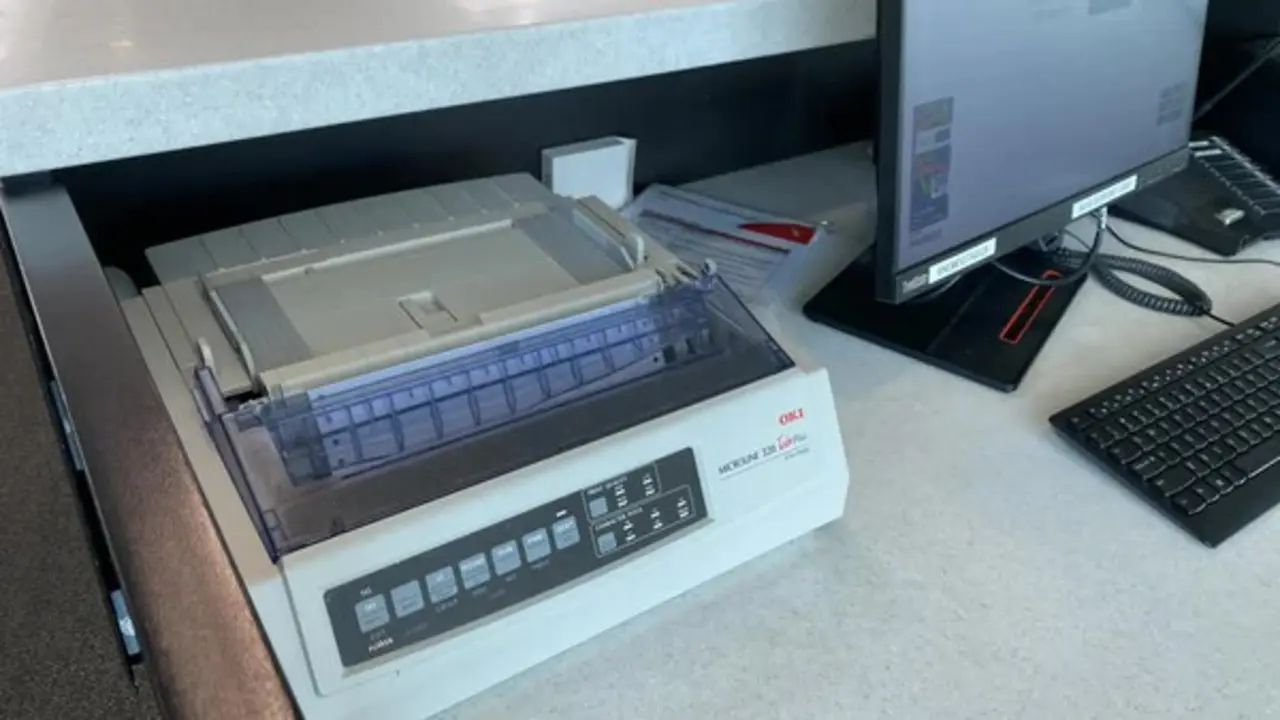 Vì sao các hãng bay vẫn dùng máy in kim?