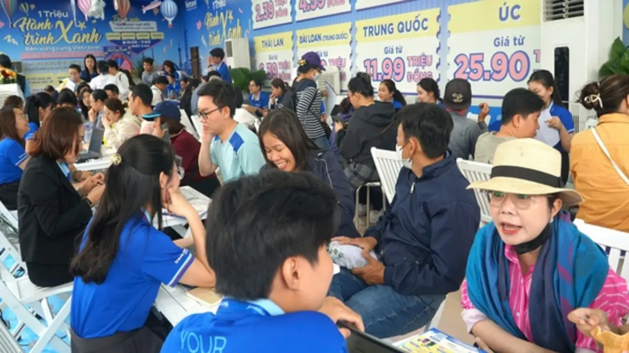 Vì sao du khách đội nắng 'chốt' tour hè?