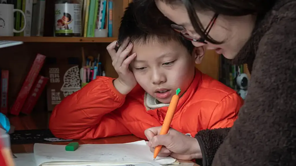 Vỡ u não sau cơn tức giận kèm con học