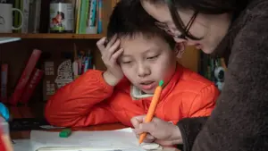 Vỡ u não sau cơn tức giận kèm con học