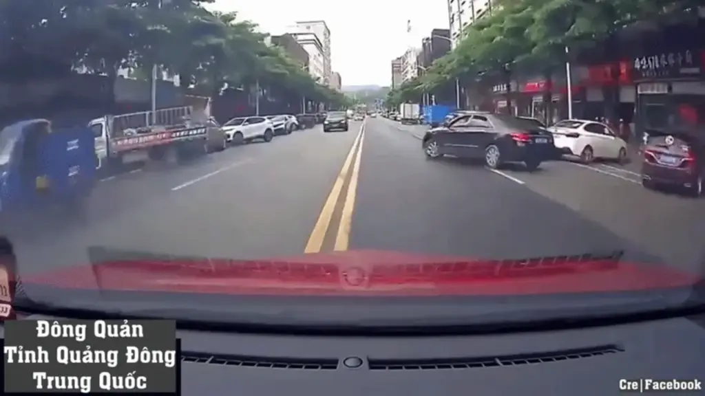Vừa tạt đầu, tài xế ôtô gặp cái kết đắng giữa đường