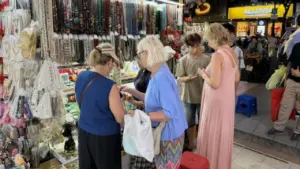 Vượt 'cú sốc' xăng dầu, du lịch lập kỷ lục