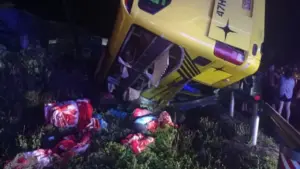 Xe khách lao xuống mương lúc mưa lớn, 9 người thoát nạn trong gang tấc