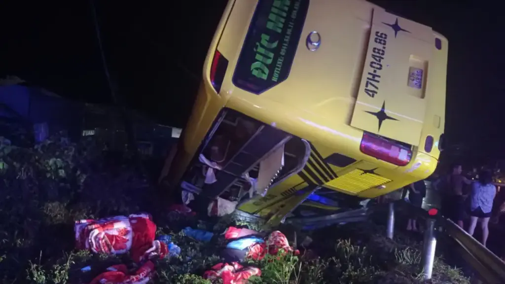 Xe khách mất lái lúc mưa lớn, lật nhào trên quốc lộ