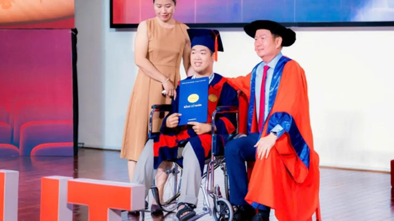 Xe lăn trên bục vinh danh và hành trình 22 năm của mẹ có con bại não