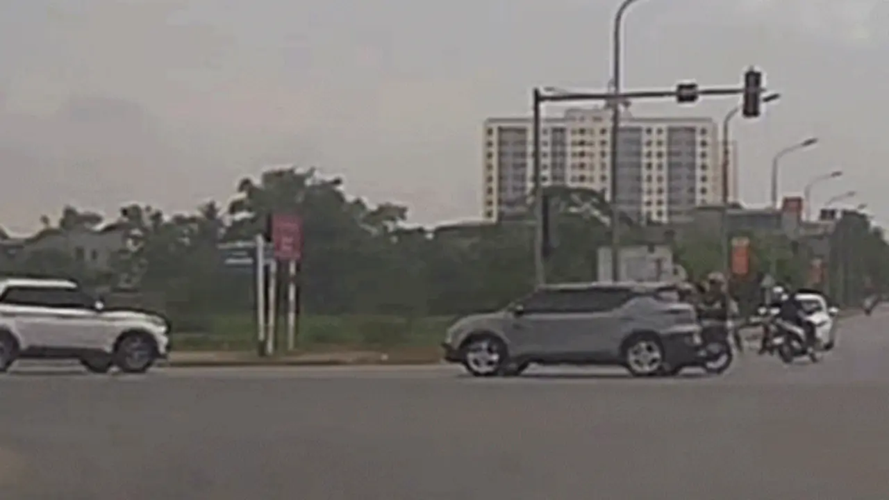 Xe máy chở ba lao vào ôtô rẽ trái, ai sai?