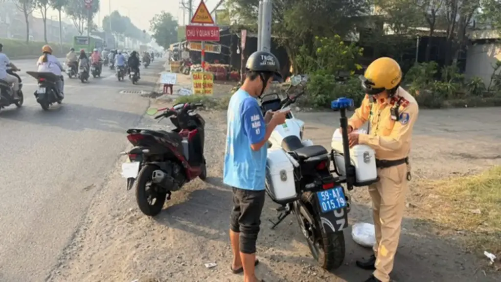 Xe máy vào làn ô tô để đi nhanh hơn: CSGT TP.HCM xử lý hàng chục trường hợp