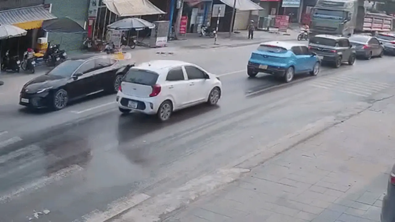 Xe tải đâm dồn toa 4 ôtô