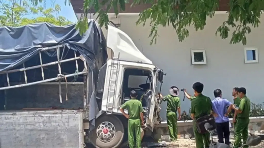 Xe tải lao xuống vực ở Lâm Đồng: Vệt trượt hơn 200 m