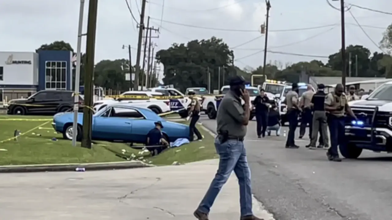 Xe tông vào đoàn diễu hành mừng Tết Lào tại Mỹ, 13 người bị thương