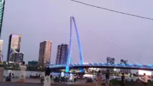 Xuất hiện ‘công viên ánh sáng’ bên bờ sông khiến giới trẻ mê mệt về đêm